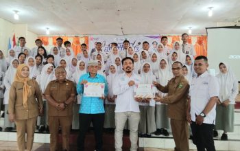 Ketua SMSI Kota Padangsidimpuan, Khairul Arief Nasution, menyerahkan sertifikat pelatihan jurnalistik ke perwakilan Badan Kesatuan Bangsa dan Politik, Muhammad Payunan Daulay, secara simbolis untuk diserahkan kepada peserta