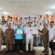 Ketua SMSI Kota Padangsidimpuan, Khairul Arief Nasution, menyerahkan sertifikat pelatihan jurnalistik ke perwakilan Badan Kesatuan Bangsa dan Politik, Muhammad Payunan Daulay, secara simbolis untuk diserahkan kepada peserta