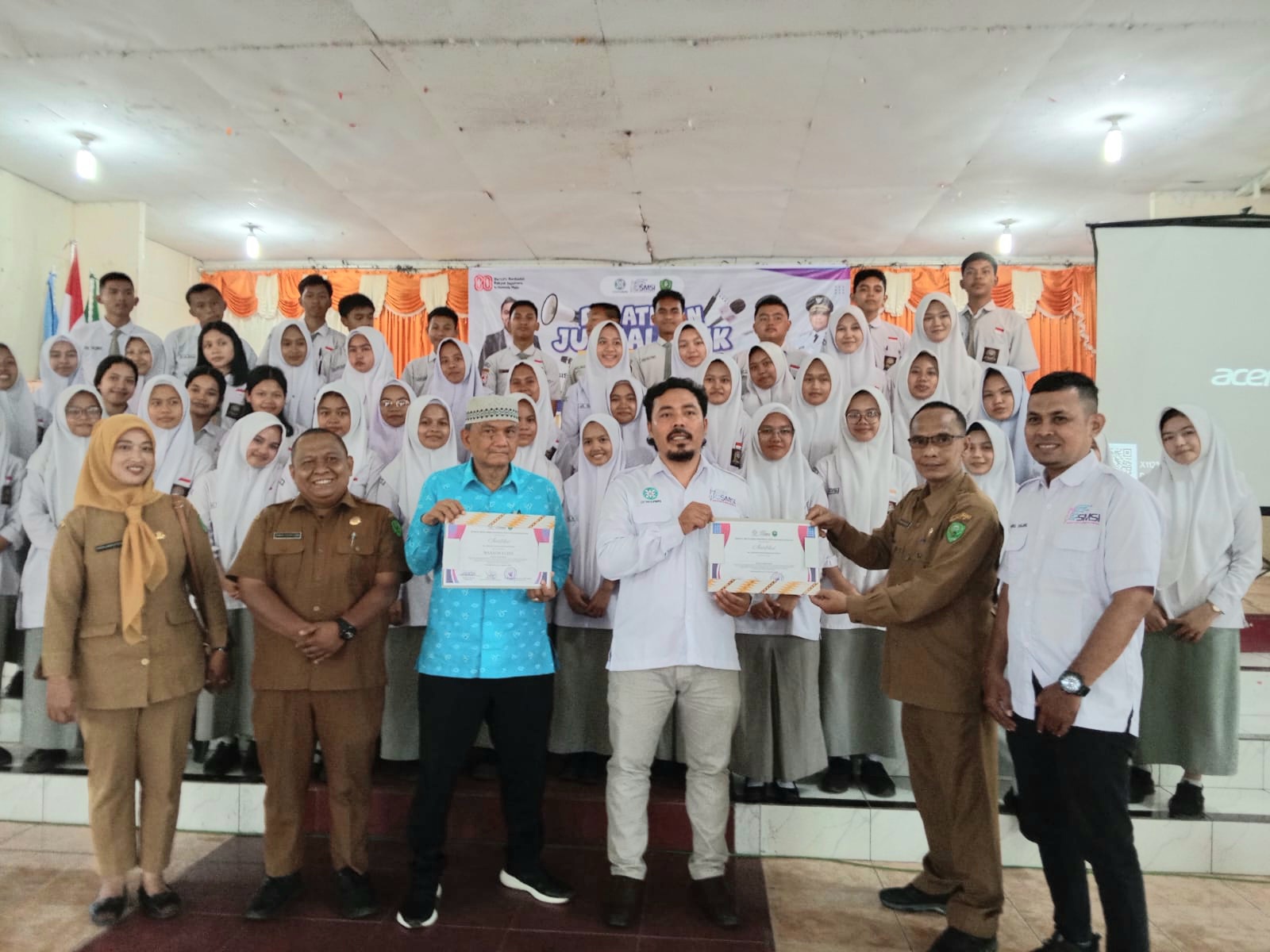 Ketua SMSI Kota Padangsidimpuan, Khairul Arief Nasution, menyerahkan sertifikat pelatihan jurnalistik ke perwakilan Badan Kesatuan Bangsa dan Politik, Muhammad Payunan Daulay, secara simbolis untuk diserahkan kepada peserta
