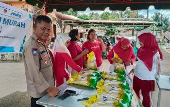Kasat Binmas Polres Tapsel, Iptu Taufik Manullang, di sela kegiatan penyaluran beras murah dalam rangka GPM ke masyarakat Angkola Timur