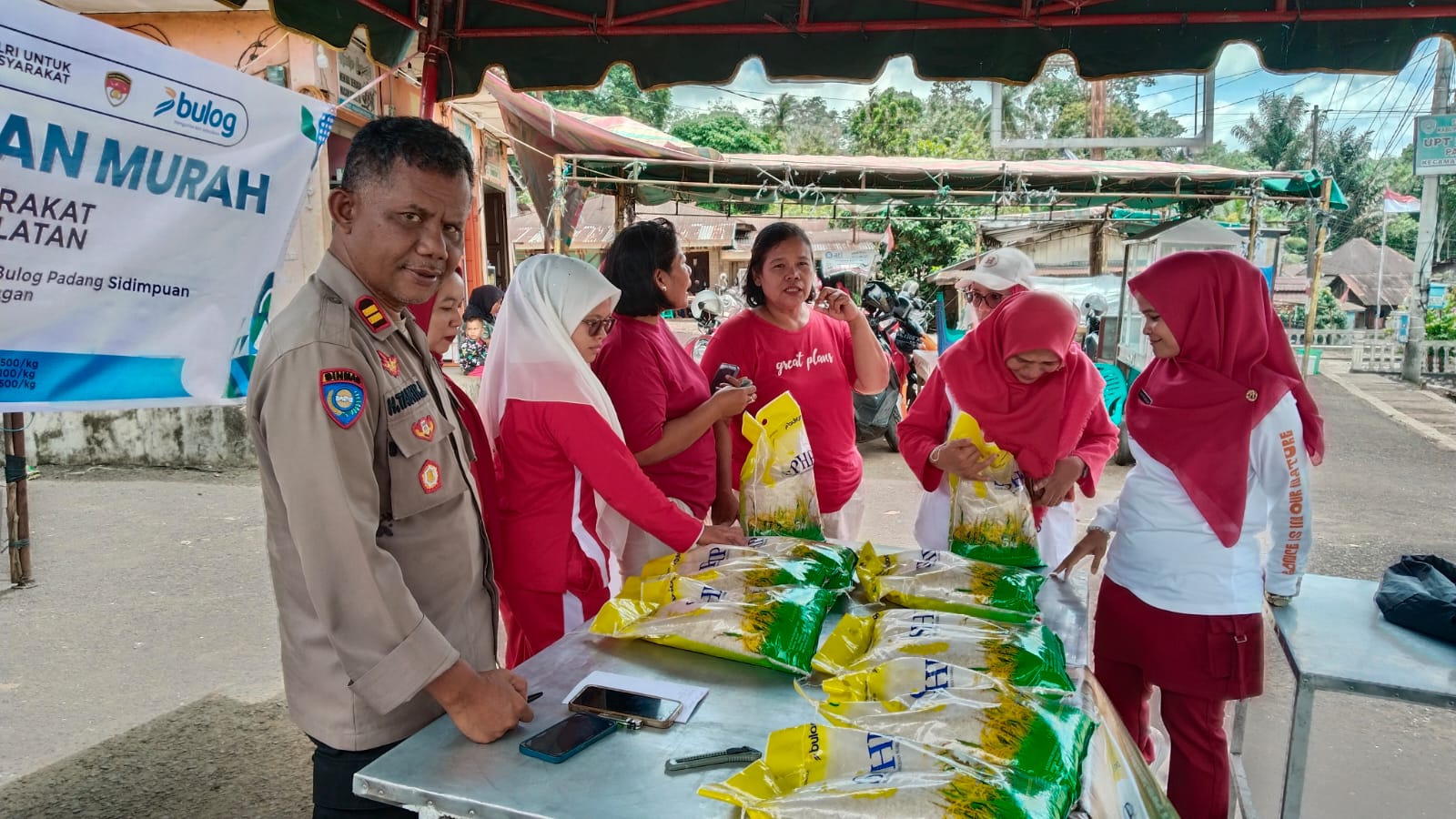 Kasat Binmas Polres Tapsel, Iptu Taufik Manullang, di sela kegiatan penyaluran beras murah dalam rangka GPM ke masyarakat Angkola Timur