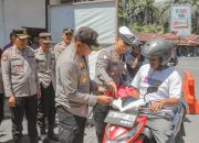 Kapolres Tapsel, AKBP Yon Edi Winara, bersama Waka Polres Kompol Muslim Amin, Kabag Ren Kompol Rudi Siregar, Kabag Log AKP T Siregar, Kasat Lantas AKP Danil Saragih, Kapolsek Sipirok Iptu Aswin Manurung, serta jajaran PJU lainnya, membagikan ratusan bendera Merah Putih ke pengendara yang melintas dalam rangka menyemarakkan HUT Kemerdekaan RI ke-80
