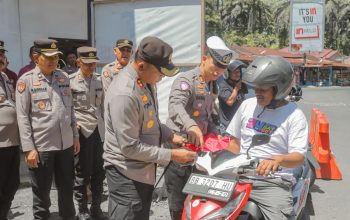 Kapolres Tapsel, AKBP Yon Edi Winara, bersama Waka Polres Kompol Muslim Amin, Kabag Ren Kompol Rudi Siregar, Kabag Log AKP T Siregar, Kasat Lantas AKP Danil Saragih, Kapolsek Sipirok Iptu Aswin Manurung, serta jajaran PJU lainnya, membagikan ratusan bendera Merah Putih ke pengendara yang melintas dalam rangka menyemarakkan HUT Kemerdekaan RI ke-80