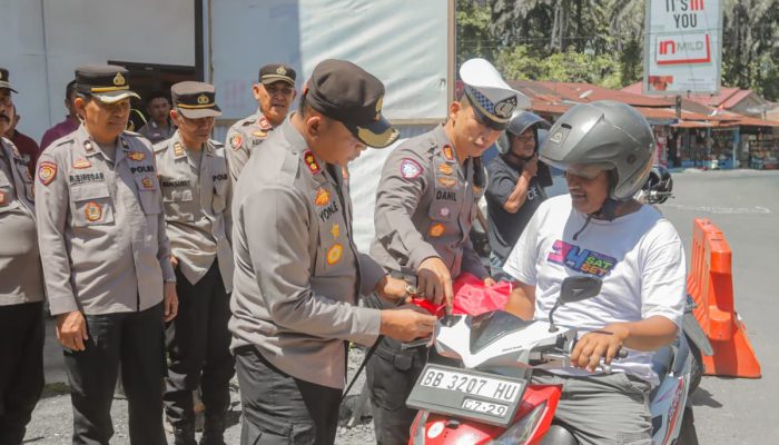 Semarak Kemerdekaan, Kapolres Tapsel Turun ke Jalan Bagi Ratusan Bendera Merah Putih