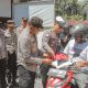 Semarak Kemerdekaan, Kapolres Tapsel Turun ke Jalan Bagi Ratusan Bendera Merah Putih