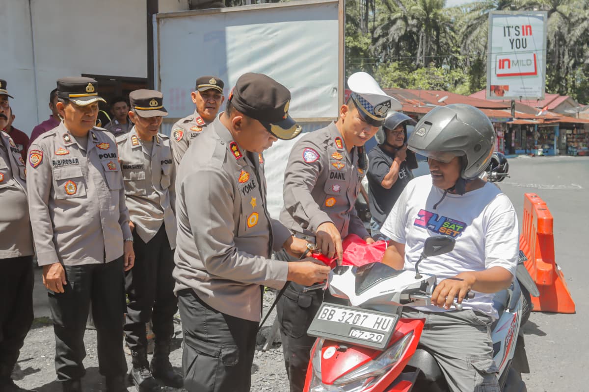 Kapolres Tapsel, AKBP Yon Edi Winara, bersama Waka Polres Kompol Muslim Amin, Kabag Ren Kompol Rudi Siregar, Kabag Log AKP T Siregar, Kasat Lantas AKP Danil Saragih, Kapolsek Sipirok Iptu Aswin Manurung, serta jajaran PJU lainnya, membagikan ratusan bendera Merah Putih ke pengendara yang melintas dalam rangka menyemarakkan HUT Kemerdekaan RI ke-80