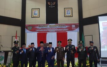 Wakil Bupati Tapsel, Jafar Syahbuddin Ritonga, foto bersama dengan unsur Forkopimda usai mendengarkan pidato kenegaraan Presiden RI, Prabowo Subianto, saat rapat paripurna istimewa di DPRD