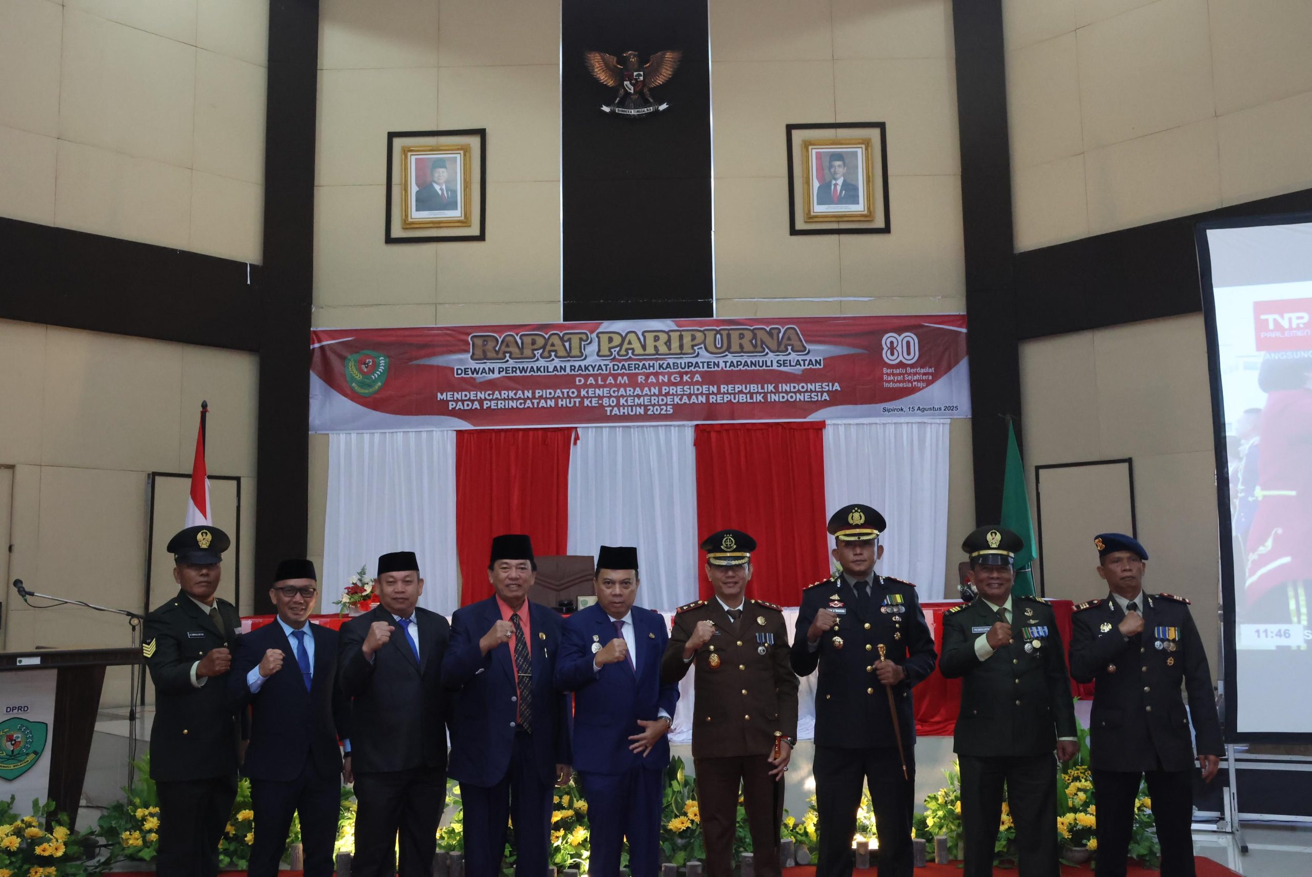 Wakil Bupati Tapsel, Jafar Syahbuddin Ritonga, foto bersama dengan unsur Forkopimda usai mendengarkan pidato kenegaraan Presiden RI, Prabowo Subianto, saat rapat paripurna istimewa di DPRD