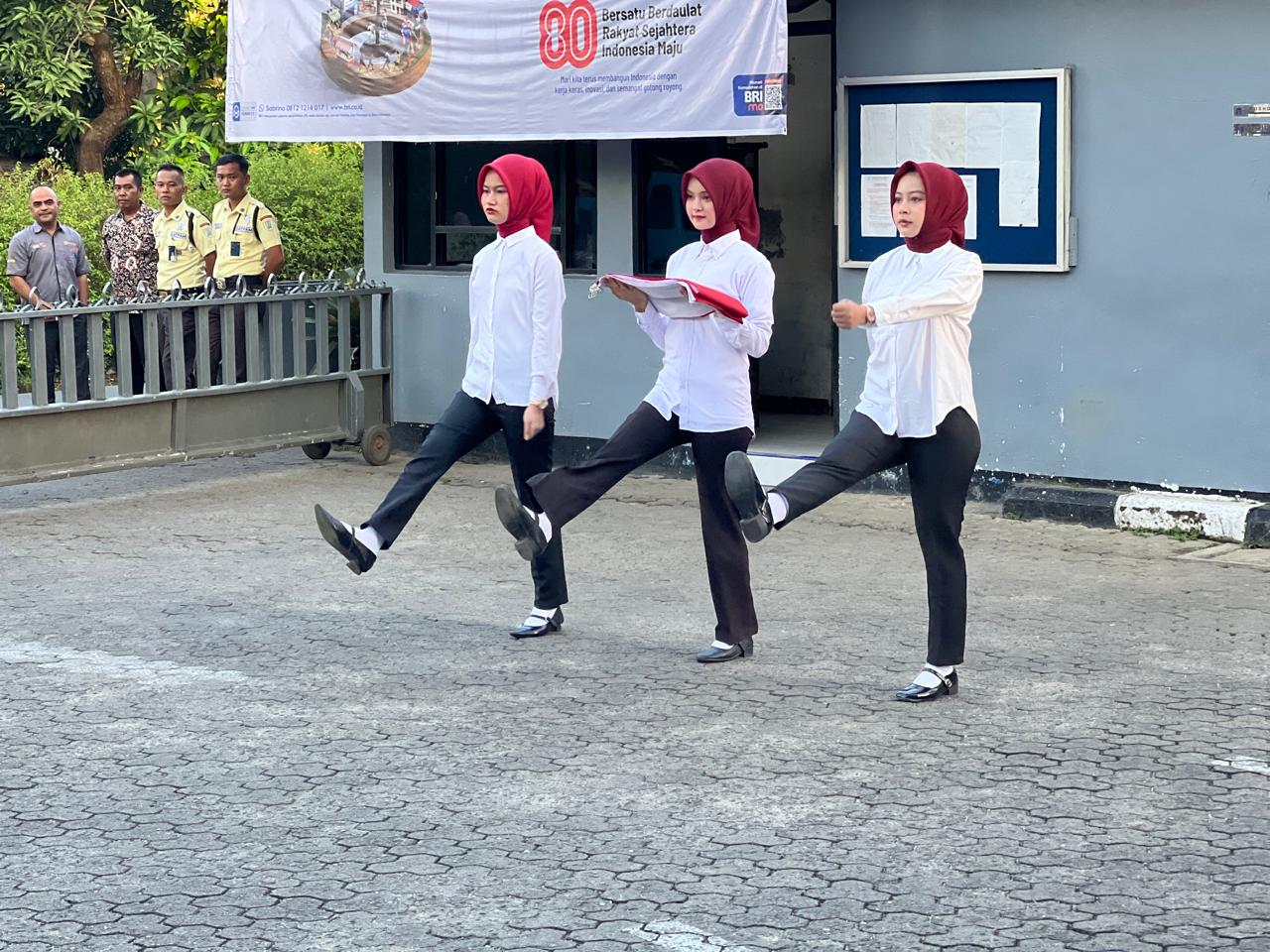 Suasana Upacara peringatan HUT Kemerdekaan RI di BRI Cabang Padangsidimpuan