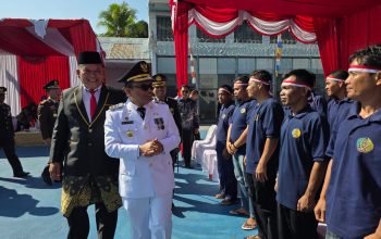 Wali Kota Padangsidimpuan, Letnan Dalimunthe, bersama Kalapas Kelas IIB, Mathrios Zulhidayat Hutasoit, menyerahkan SK Remisi Umum secara simbolis kepada WBP