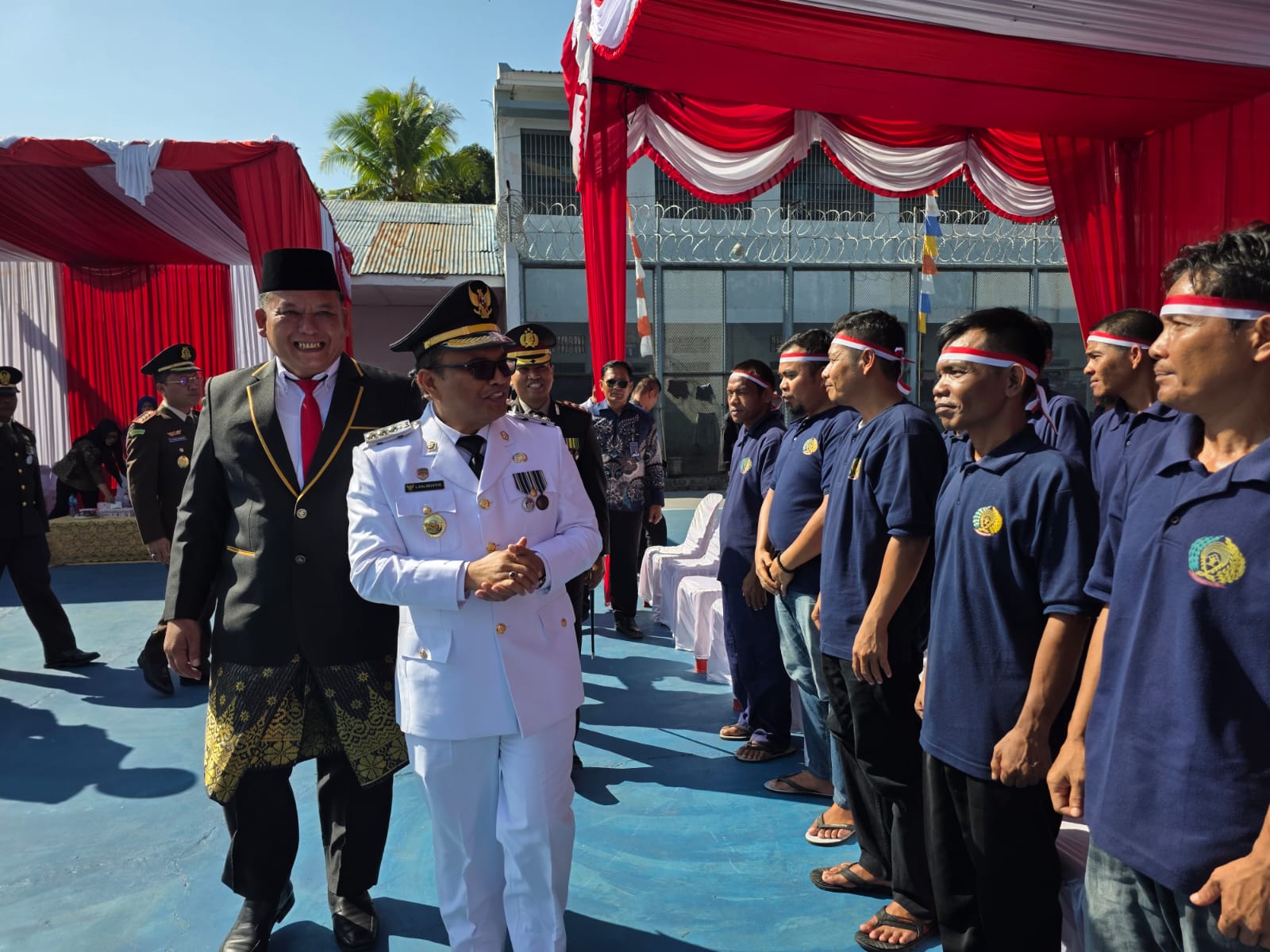 Wali Kota Padangsidimpuan, Letnan Dalimunthe, bersama Kalapas Kelas IIB, Mathrios Zulhidayat Hutasoit, menyerahkan SK Remisi Umum secara simbolis kepada WBP