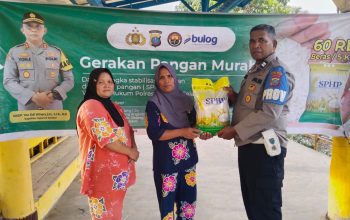 Personel Polsek Padang Bolak saat menyalurkan beras murah kepada masyarakat dalam rangka menjaga stabilitas pasokan dan harga pangan