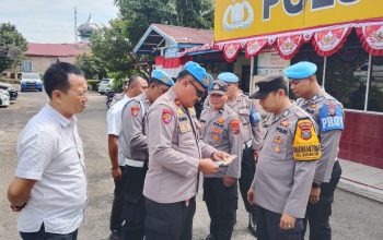 Kasi Propam Polres Tapsel, Ipda M Hutabarat, bersama Kanit Reskrim Polsek Batang Toru, Ipda Hary Agus Pohan, beserta Tim saat menggelar Gaktiblin dengan memeriksa kelengkapan data diri personel