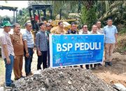 Turunkan dua unit alat berat gredel dan bomag, PT BSP Tbk Kisaran salurkan CSR perawatan dan perbaikan jalan di Dusun V, Desa Terusan Tengah
