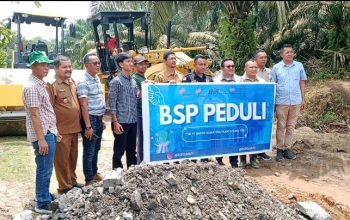 Turunkan dua unit alat berat gredel dan bomag, PT BSP Tbk Kisaran salurkan CSR perawatan dan perbaikan jalan di Dusun V, Desa Terusan Tengah
