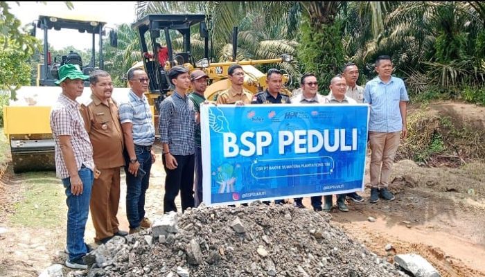 PT BSP Tbk Salurkan CSR, Perbaiki Jalan Desa di Asahan dengan 2 Alat Berat