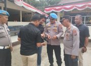 Plt Kasi Propam Polres Tapsel, Ipda Maraden Hutabarat, bersama Kapolsek Batang Angkola, AKP R Triharjanto, memeriksa senjata api milik anggota Polri
