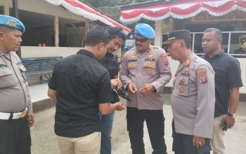 Plt Kasi Propam Polres Tapsel, Ipda Maraden Hutabarat, bersama Kapolsek Batang Angkola, AKP R Triharjanto, memeriksa senjata api milik anggota Polri