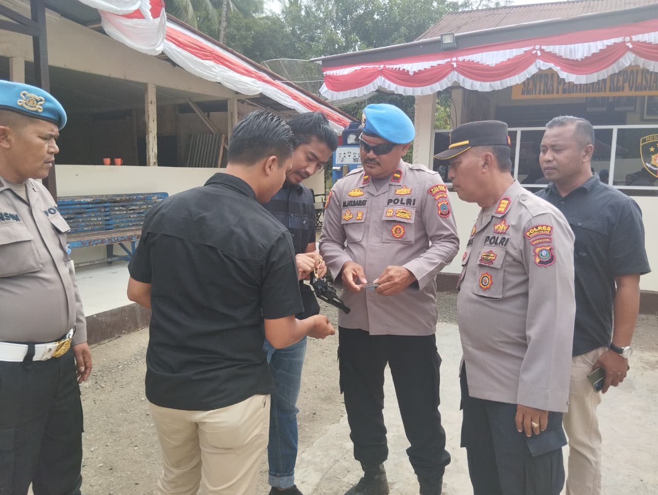 Plt Kasi Propam Polres Tapsel, Ipda Maraden Hutabarat, bersama Kapolsek Batang Angkola, AKP R Triharjanto, memeriksa senjata api milik anggota Polri