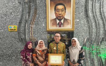 Bupati Tapsel, Gus Irawan Pasaribu, menerima sertifikat eliminasi kusta, filariasis limfatik, dan frambusia dari Kemenkes RI sebagai 1 dari 7 daerah di Indonesia yang dinyatakan ke luar dari status endemis filariasis