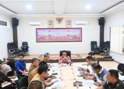 Kepala Kejaksaan Negeri Padangsidimpuan, Dr Lambok MJ Sidabutar, SH, MH, saat memimpin rapat antara Jaksa Pengacara Negara Kejaksaan Negeri Padangsidimpuan bersama Sekda Kota Padangsidimpuan Rahmat Marzuki Nasution, Kepala BPKAD Ady Supriadi, Kepala Bagian Hukum Irfan R Nasution, Kepala Bagian Tata Pemerintahan Roy Siagian, dan Kepala Bidang Pengelolaan BMD Soritua Pardamean yang digelar di kantor Jaksa Pengacara Negara Kejari Padangsidimpuan
