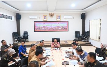 Kepala Kejaksaan Negeri Padangsidimpuan, Dr Lambok MJ Sidabutar, SH, MH, saat memimpin rapat antara Jaksa Pengacara Negara Kejaksaan Negeri Padangsidimpuan bersama Sekda Kota Padangsidimpuan Rahmat Marzuki Nasution, Kepala BPKAD Ady Supriadi, Kepala Bagian Hukum Irfan R Nasution, Kepala Bagian Tata Pemerintahan Roy Siagian, dan Kepala Bidang Pengelolaan BMD Soritua Pardamean yang digelar di kantor Jaksa Pengacara Negara Kejari Padangsidimpuan