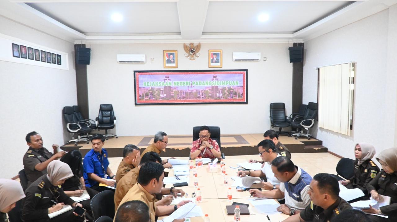 Kepala Kejaksaan Negeri Padangsidimpuan, Dr Lambok MJ Sidabutar, SH, MH, saat memimpin rapat antara Jaksa Pengacara Negara Kejaksaan Negeri Padangsidimpuan bersama Sekda Kota Padangsidimpuan Rahmat Marzuki Nasution, Kepala BPKAD Ady Supriadi, Kepala Bagian Hukum Irfan R Nasution, Kepala Bagian Tata Pemerintahan Roy Siagian, dan Kepala Bidang Pengelolaan BMD Soritua Pardamean yang digelar di kantor Jaksa Pengacara Negara Kejari Padangsidimpuan