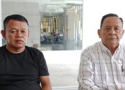 Imran alias Atan Kibot (kiri) yang diduga menjadi korban dugaan tindak pidana pengancaman saat memberi keterangan pers didampingi Kuasa Hukumnya, Kompol (Purn) Dr Anderson Siringo Ringo (kanan)
