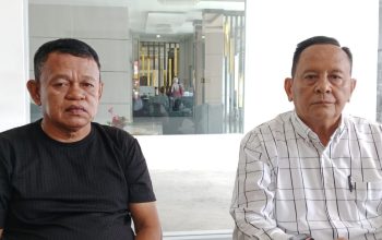 Imran alias Atan Kibot (kiri) yang diduga menjadi korban dugaan tindak pidana pengancaman saat memberi keterangan pers didampingi Kuasa Hukumnya, Kompol (Purn) Dr Anderson Siringo Ringo (kanan)