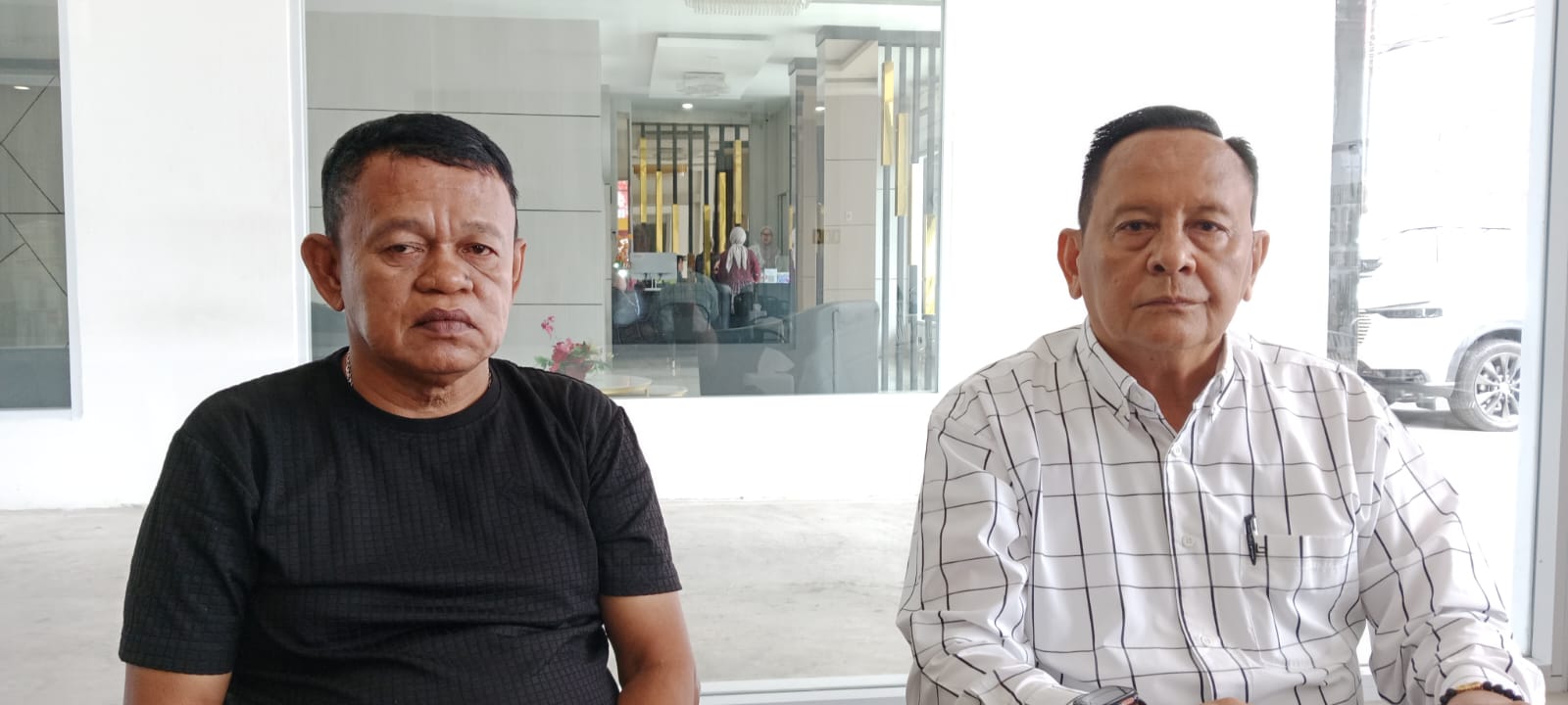 Imran alias Atan Kibot (kiri) yang diduga menjadi korban dugaan tindak pidana pengancaman saat memberi keterangan pers didampingi Kuasa Hukumnya, Kompol (Purn) Dr Anderson Siringo Ringo (kanan)