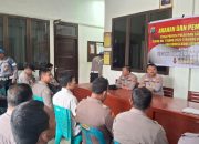 Plt Kasi Propam Polres Tapsel, Ipda Maraden Hutabarat bersama Kapolsek Dolok, AKP Suhardi, saat menyosialisasikan Bin Etika terkait Perpol No.07 tahun 2022 tentang kode etik profesi Polri dan komisi kode etik Polri