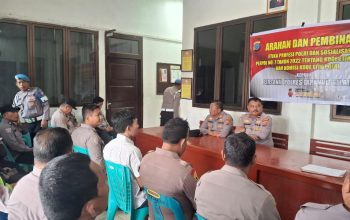 Plt Kasi Propam Polres Tapsel, Ipda Maraden Hutabarat bersama Kapolsek Dolok, AKP Suhardi, saat menyosialisasikan Bin Etika terkait Perpol No.07 tahun 2022 tentang kode etik profesi Polri dan komisi kode etik Polri