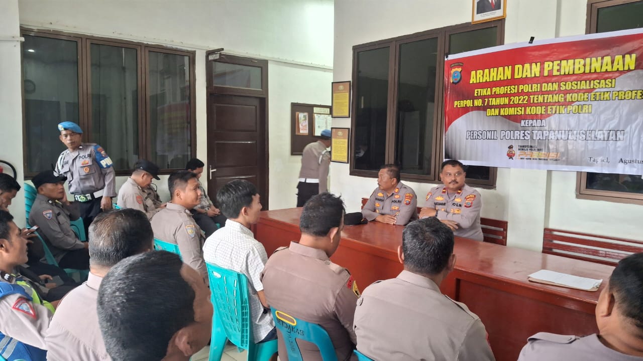 Plt Kasi Propam Polres Tapsel, Ipda Maraden Hutabarat bersama Kapolsek Dolok, AKP Suhardi, saat menyosialisasikan Bin Etika terkait Perpol No.07 tahun 2022 tentang kode etik profesi Polri dan komisi kode etik Polri