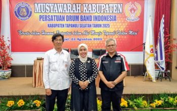 Lia Efienta foto bersama dengan Sekretaris KONI Tapsel Ary Syahreza dan Sekretaris PDBI Sumut Fachrul Razi, usai terpilih sebagai Ketua PDBI Tapsel 2025