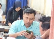 Ketua SMSI Padangsidimpuan, Khairul Arief Nasution, duduk nyantai sembari ngopi di Kafe Hijrah bersama sejumlah wartawan guna mendiskusikan jurnalisme solutif di tengah aroma robusta lokal yang menyeruak