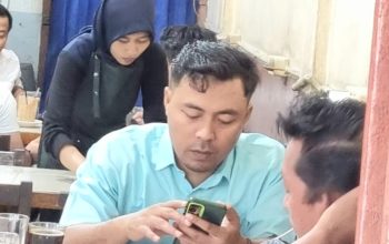 Ketua SMSI Padangsidimpuan, Khairul Arief Nasution, duduk nyantai sembari ngopi di Kafe Hijrah bersama sejumlah wartawan guna mendiskusikan jurnalisme solutif di tengah aroma robusta lokal yang menyeruak