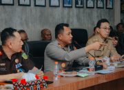 Kapolres Tapsel AKBP Yon Edi Winara, bersama Bupati Gus Irawan Pasaribu, Kajari Muhammad Indra Muda Nasution, dan berbagai unsur Forkopimda lainnya saat rapat koordinasi menyikapi kegiatan operasional PT TPL