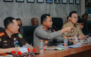 Kapolres Tapsel AKBP Yon Edi Winara, bersama Bupati Gus Irawan Pasaribu, Kajari Muhammad Indra Muda Nasution, dan berbagai unsur Forkopimda lainnya saat rapat koordinasi menyikapi kegiatan operasional PT TPL