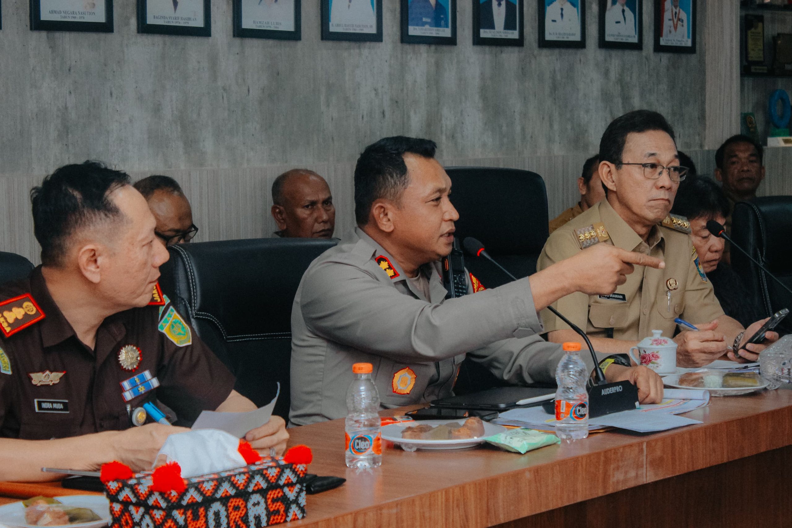 Kapolres Tapsel AKBP Yon Edi Winara, bersama Bupati Gus Irawan Pasaribu, Kajari Muhammad Indra Muda Nasution, dan berbagai unsur Forkopimda lainnya saat rapat koordinasi menyikapi kegiatan operasional PT TPL