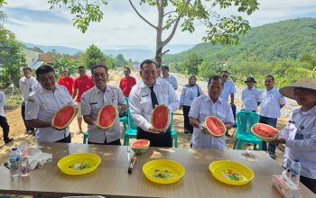 Kalapas Kelas IIB Padangsidimpuan, Mathrios Zulhidayat Hutasoit, bersama Kepala Dinas Pertanian, Edi Darwan, sukses menggelar panen buah semangka perdana dalam rangka mendukung Asta Cita Presiden RI, Prabowo Subianto