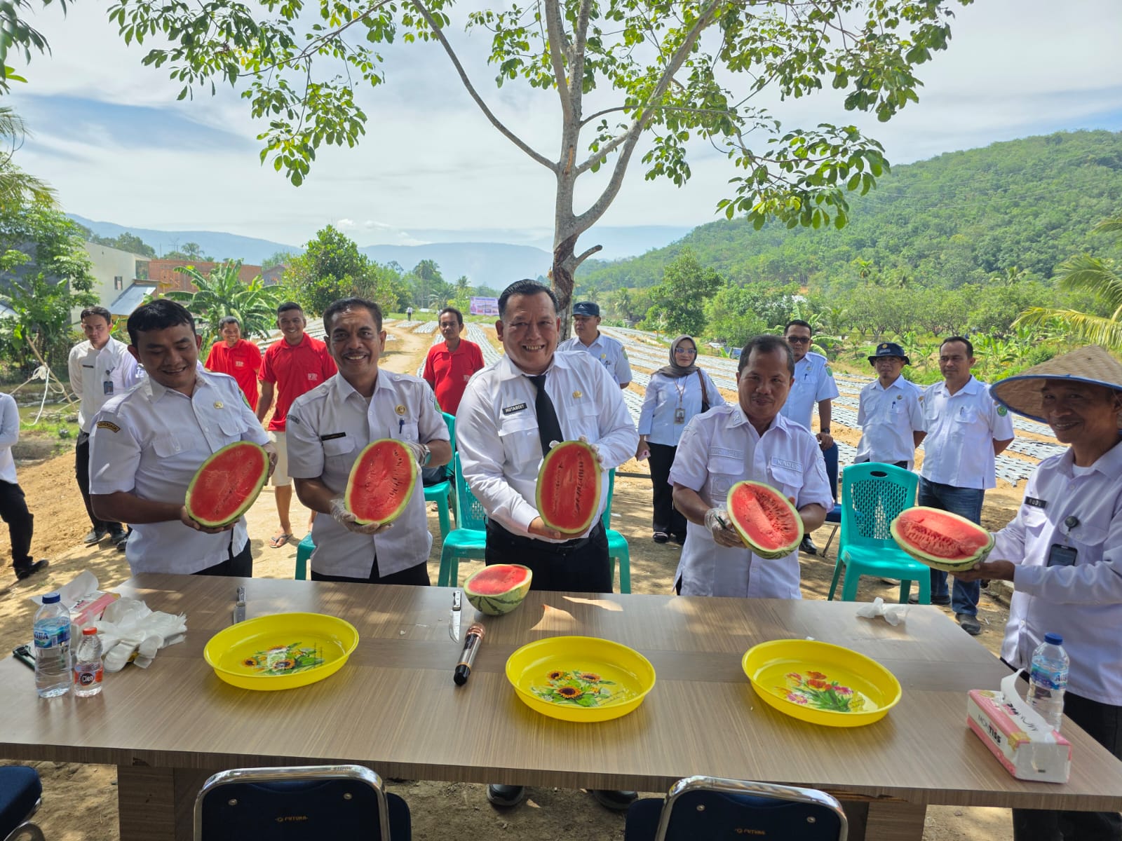 Kalapas Kelas IIB Padangsidimpuan, Mathrios Zulhidayat Hutasoit, bersama Kepala Dinas Pertanian, Edi Darwan, sukses menggelar panen buah semangka perdana dalam rangka mendukung Asta Cita Presiden RI, Prabowo Subianto