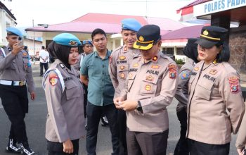 Waka Polres Padangsidimpuan, Kompol Rahman Takdir Harahap, didampingi Ps Kabag Ren AKP Maria Marpaung, Kasi Propam AKP B Lumbantobing, dan lainnya, saat memeriksa kelengkapan administrasi pribadi personel Polwan
