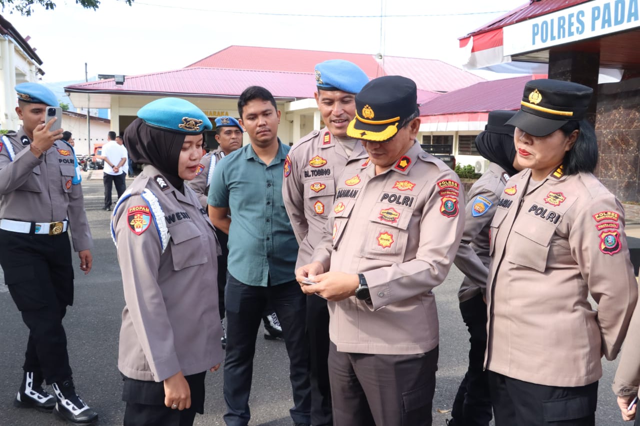 Waka Polres Padangsidimpuan, Kompol Rahman Takdir Harahap, didampingi Ps Kabag Ren AKP Maria Marpaung, Kasi Propam AKP B Lumbantobing, dan lainnya, saat memeriksa kelengkapan administrasi pribadi personel Polwan