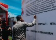 Kapolres Tapsel, AKBP Yon Edi Winara, saat menandatangani deklarasi 'Jihad Melawan Narkoba' bersama ratusan elemen masyarakat di Lapangan Sepak Bola PT ANJ Agri Siais, Kecamatan Angkola Selatan