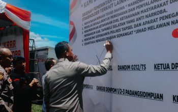 Kapolres Tapsel, AKBP Yon Edi Winara, saat menandatangani deklarasi 'Jihad Melawan Narkoba' bersama ratusan elemen masyarakat di Lapangan Sepak Bola PT ANJ Agri Siais, Kecamatan Angkola Selatan