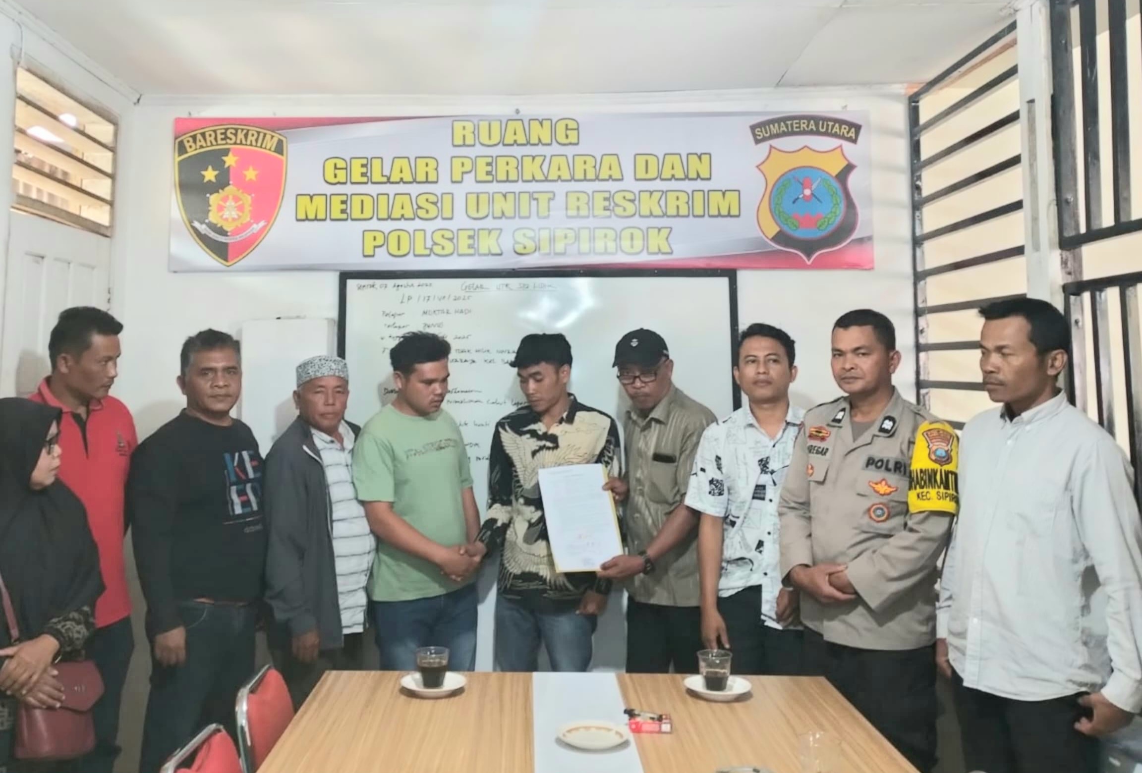 Kedua belah pihak yang sempat berselisih soal hutang piutang yang berujung pada kekerasan, akhirnya sepakat untuk berdamai setelah melewati proses mediasi di Kantor Polsek Sipirok