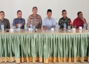 Kapolsek Sipirok, Iptu Aswin Manurung, dan lainnya saat menyosialisasikan kesepakatan hasil rapat Forkopimda Tapsel dan PT TPL terhadap masyarakat Desa Situmba, Desa Batang Tura, dan Desa Batang Tura Julu