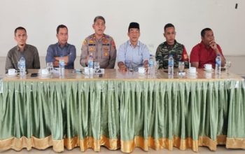 Kapolsek Sipirok, Iptu Aswin Manurung, dan lainnya saat menyosialisasikan kesepakatan hasil rapat Forkopimda Tapsel dan PT TPL terhadap masyarakat Desa Situmba, Desa Batang Tura, dan Desa Batang Tura Julu