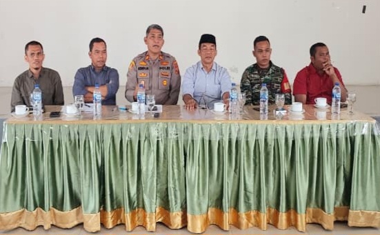 Kapolsek Sipirok, Iptu Aswin Manurung, dan lainnya saat menyosialisasikan kesepakatan hasil rapat Forkopimda Tapsel dan PT TPL terhadap masyarakat Desa Situmba, Desa Batang Tura, dan Desa Batang Tura Julu