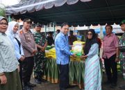 Wabup Tapsel Jafar Syahbuddin Ritonga, bersama Sekda Sofyan Adil, Kepala Dinas Ketahanan Pangan Efrida Yanti Pakpahan, Kepala Dinas Perdanganan, Koperasi, dan UKM Tapsel Novita Sari Wahyuni, Kapolsek Sipirok, Iptu Aswin Manurung, saat menyalurkan beras murah kepada masyarakat dalam program GPM serentak secara nasional